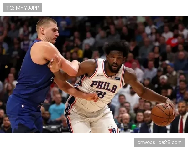 战术板：掘金约基奇作为进攻中枢，与76人恩比德低位核心的差异